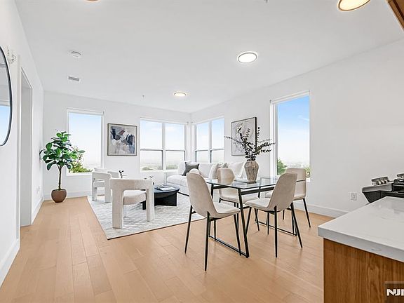 3rd image of 649 38th St #Penthouse 10