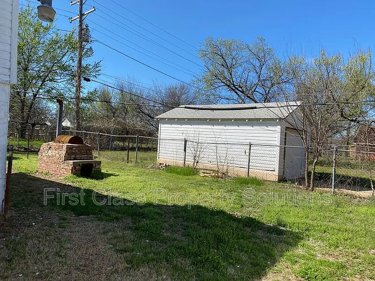 1801 N Jordan Ave — Photo 11