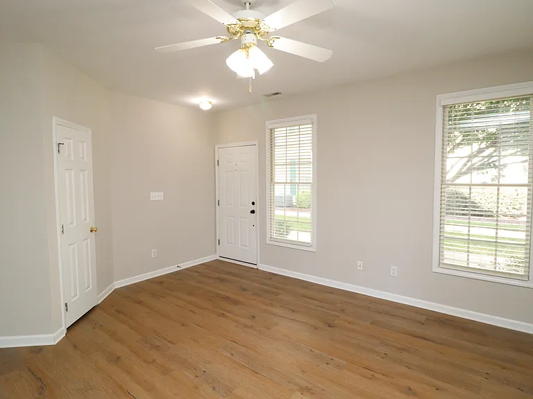 2812 Kudrow Ln — Photo 2