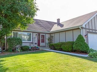 842 Papoose Ct, Carol Stream, IL 60188