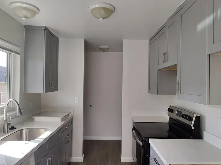 412 Grand Blvd — Photo 2
