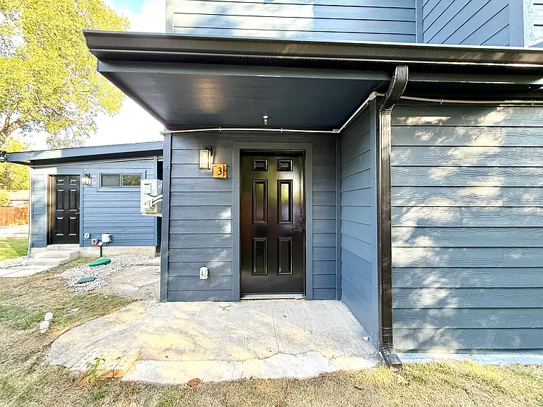 2204 W San Antonio St #3 — Photo 2