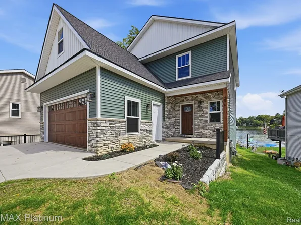 4075 Highcrest Dr, Brighton, MI 48116