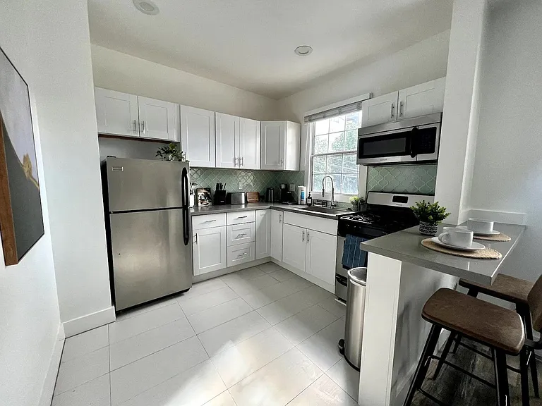 660 S. Cloverdale Ave. — Photo 4