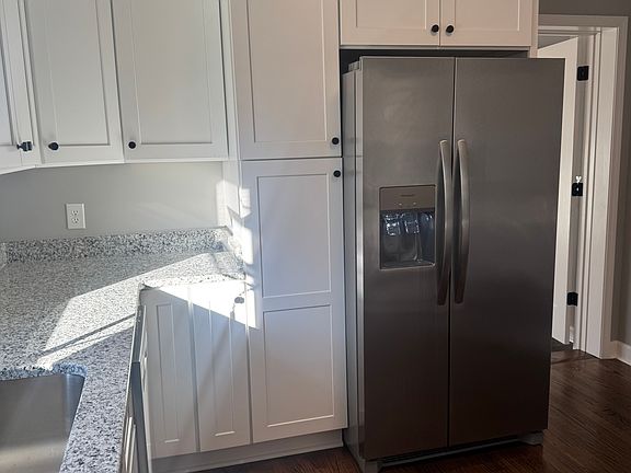 4th image of 209 Brook St