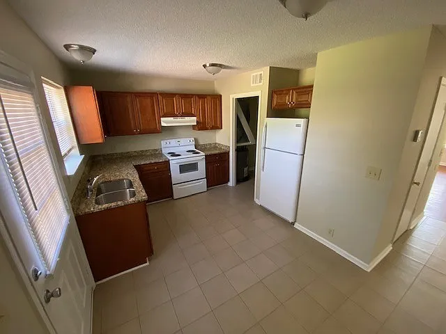 2 bed, 1.5 bath, 1056 sqft, $1,225 — Photo 4