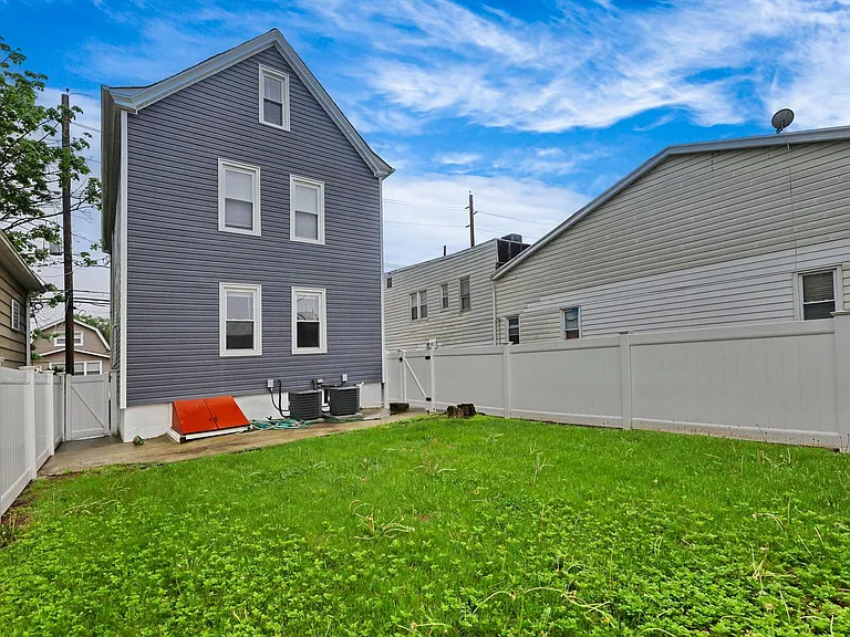120 Center St — Photo 2