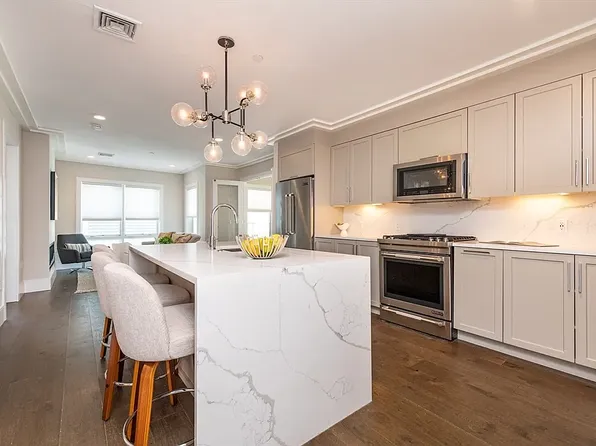 214 Market St #203D, Brighton, MA 02135