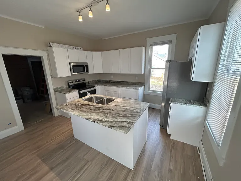 425 Hill St — Photo 2