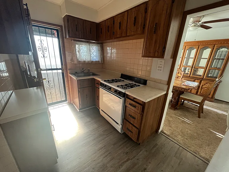 3264 Parkview Ave — Photo 3