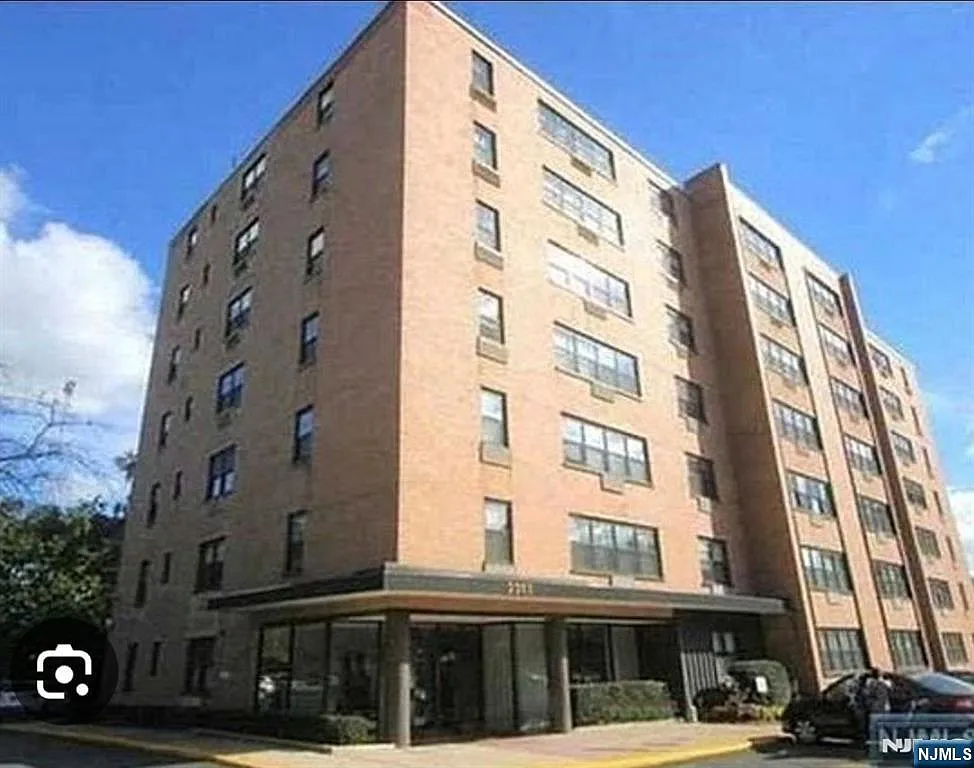 2352 Linwood Ave APT 4H photo 1