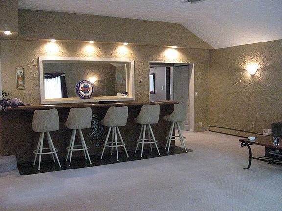 Great Room 24x23 with 10' Bar