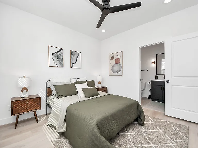 2524 Live Oak St — Photo 9