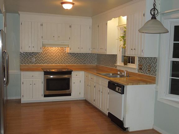 Nice Eat-in Kitchen w/ Stainless Steel Appliances