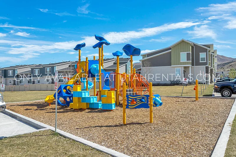 4 bed, 3.5 bath, 2069 sqft, $2,150 — Photo 3