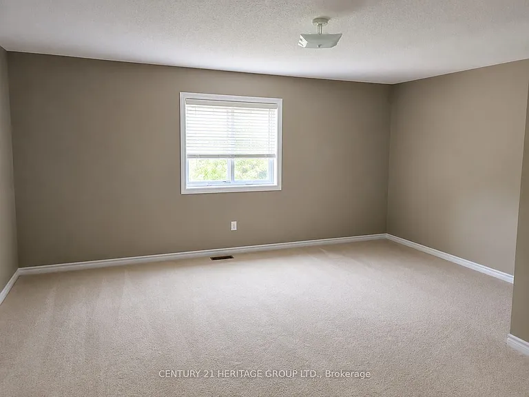 44 Starr Cres — Photo 10