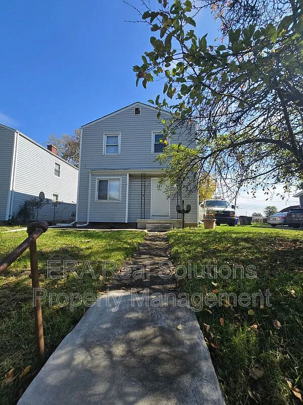 2 bed, 1.0 bath, 819 sqft, $975 — Photo 1