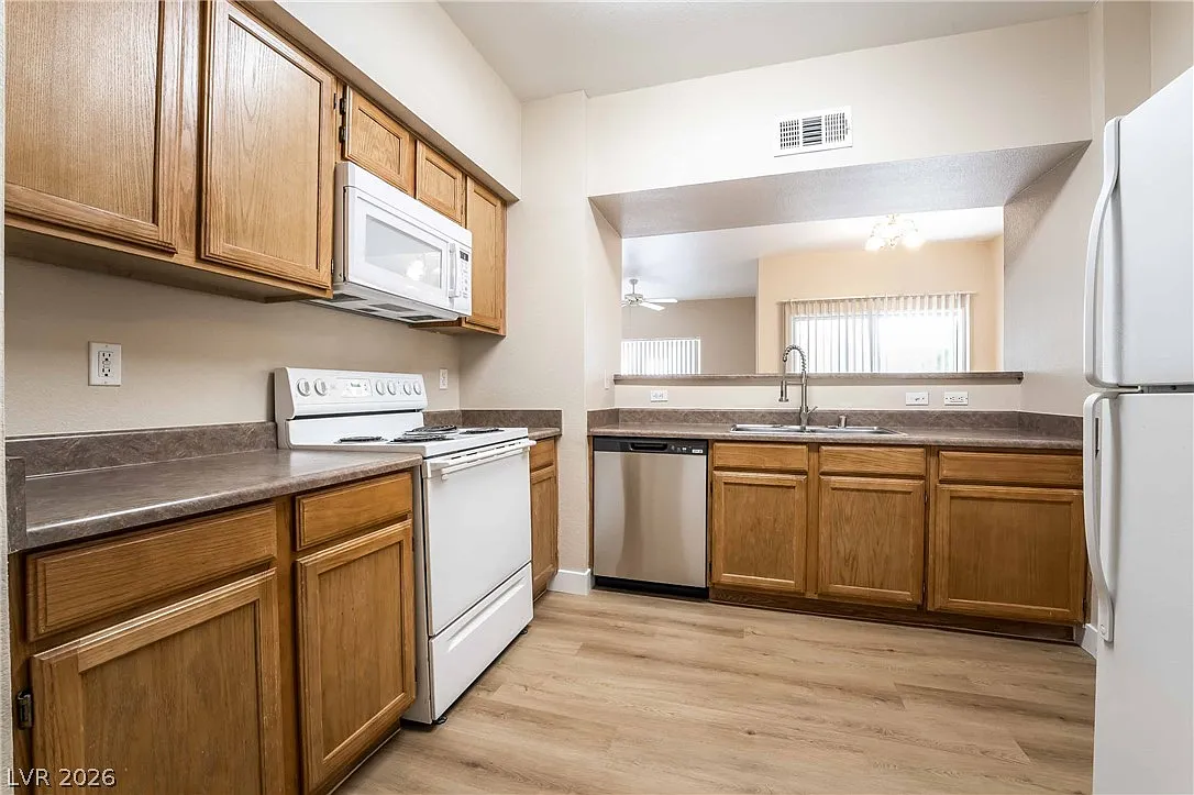 2 bed, 2.0 bath, 938 sqft, $1,450 — Photo 2