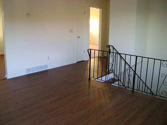 Living Room / Hallway