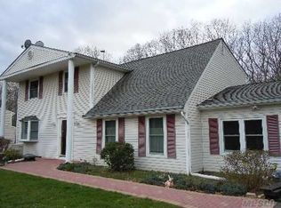 22 Westcliff Dr, Mount Sinai, NY 11766
