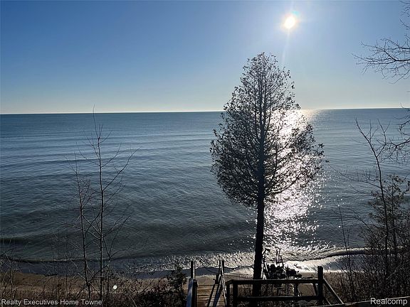 3rd image of 2255 Lakeshore Rd