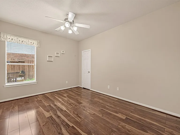 13719 Saxony Dr — Photo 30