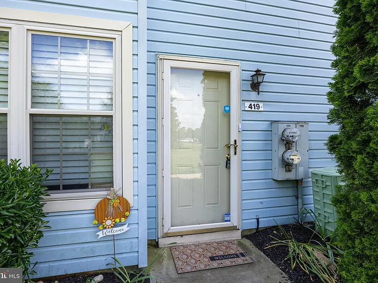 419 Atlanta Ct — Photo 3