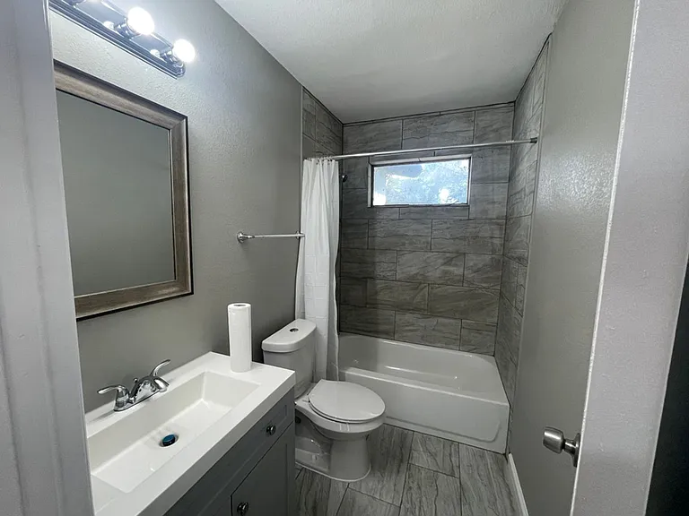 2113 Cloverdale St — Photo 13