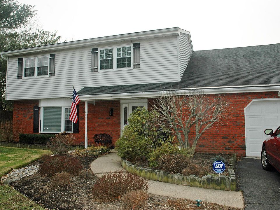 Front view w garage
