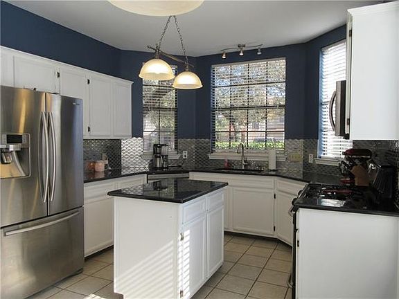 3rd image of 1803 Parkwood Dr