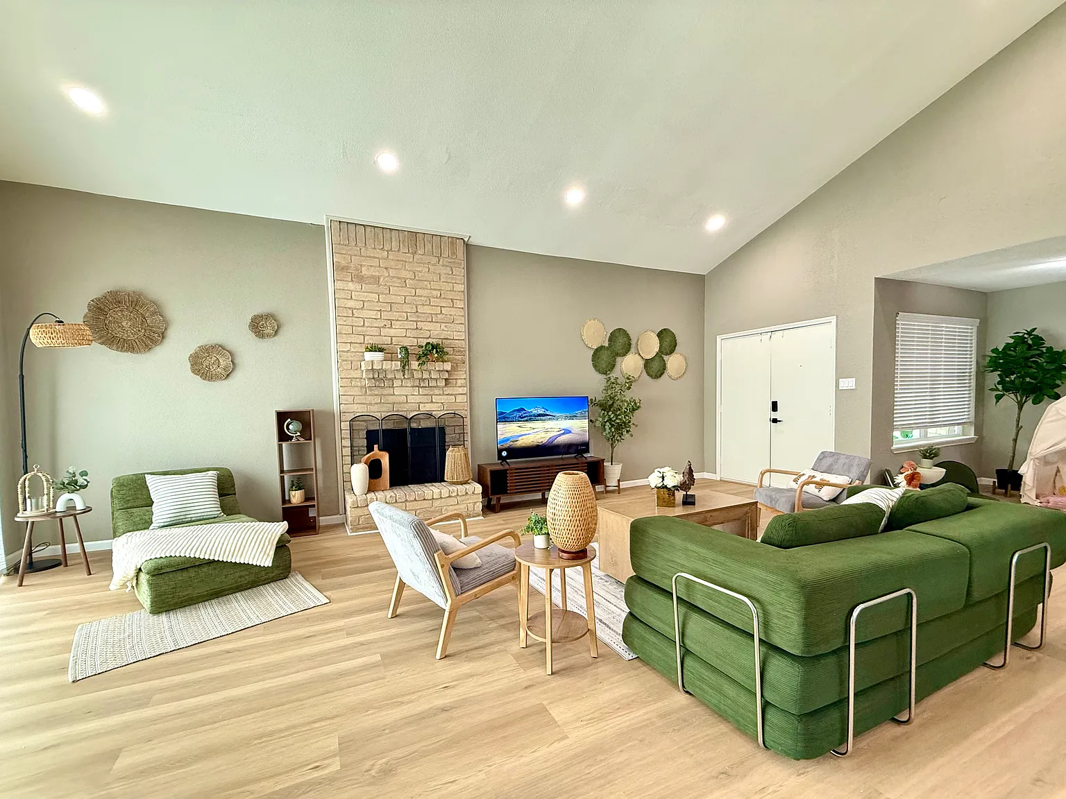 3 bed, 1572 sqft, $2,800 — Photo 1