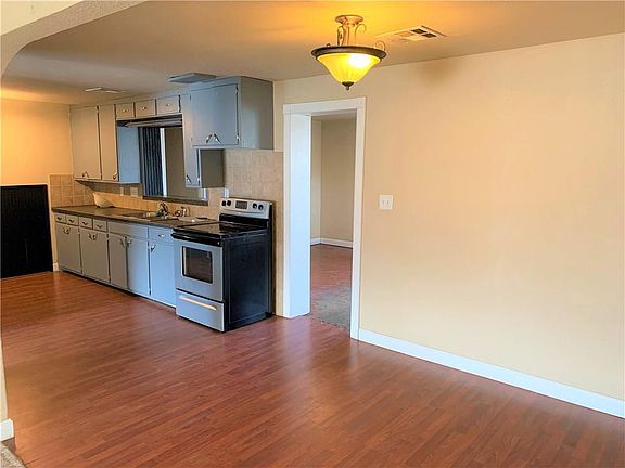 4th image of 700 W Wood St