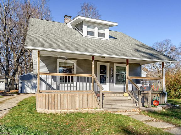 3rd image of 422 W Allegan St