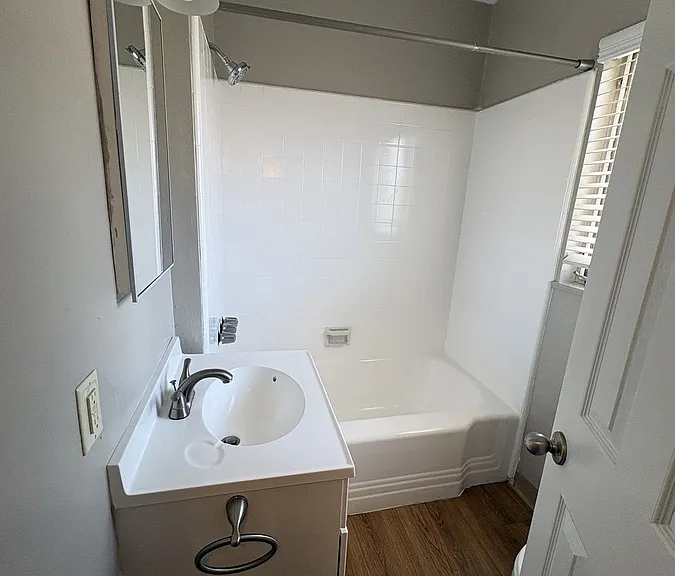 335 S Los Robles Ave #E — Photo 4