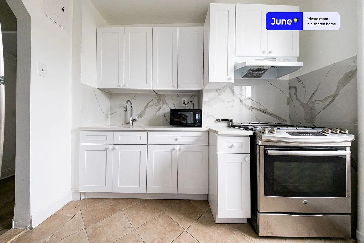 Queen bedroom in 4 bed/1 bath home in Sunset Park #1876 A — Photo 3