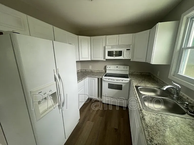 1016 Walnut St — Photo 6