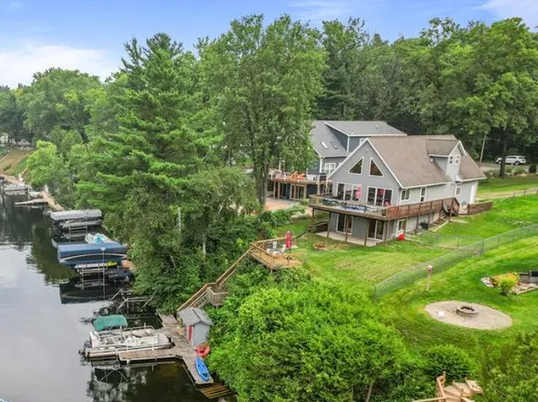 5909 S Croton Hardy Dr, Newaygo, MI 49337