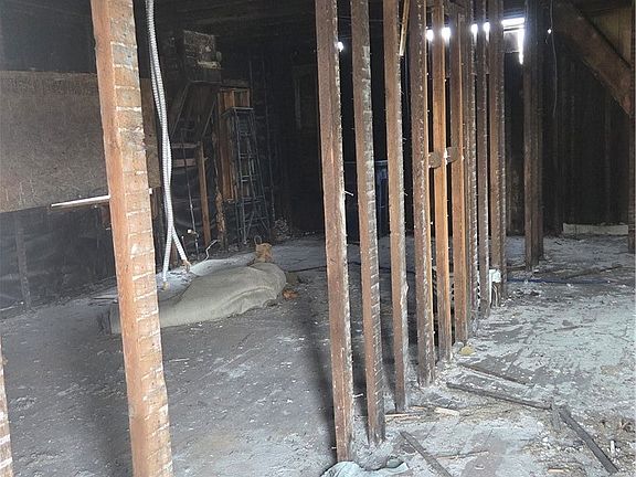 5th image of 220 Lewis St