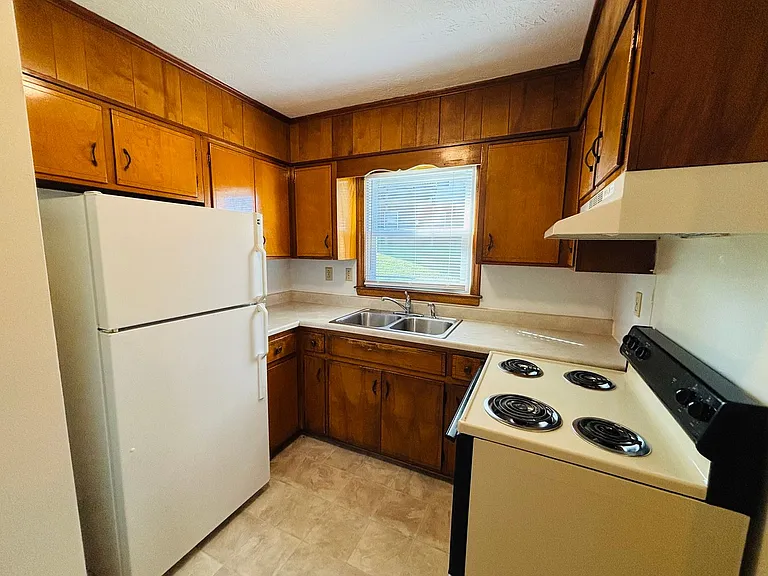 2 Bedroom, 1 Bath Apartment — Photo 10
