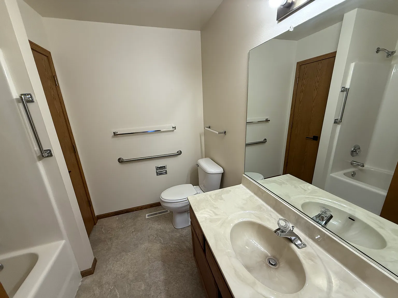 2 bed, 900 sqft, $1,275 — Photo 4