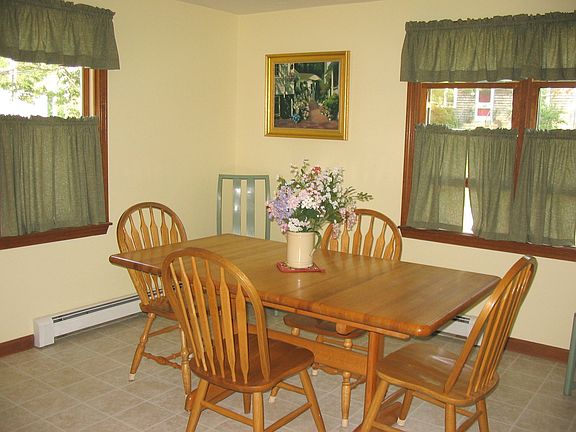 Dining Room is clean and inviting.