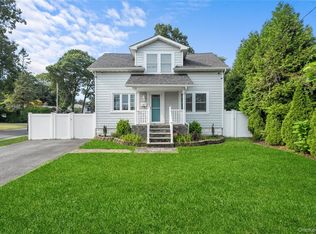 21 Adams St W, East Islip, NY 11730
