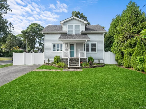 21 Adams Street W, East Islip, NY 11730