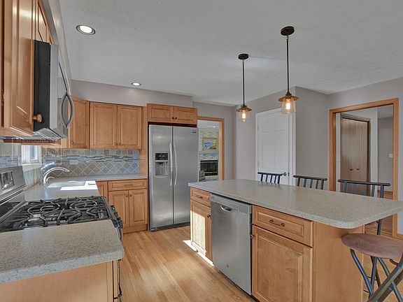 4th image of 238 Old Darby Ln