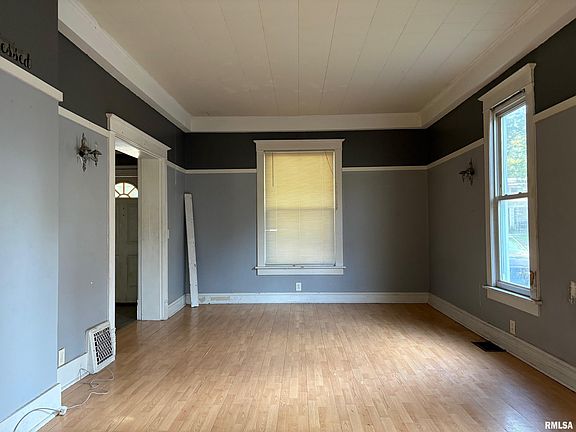 5th image of 210 E Adams St