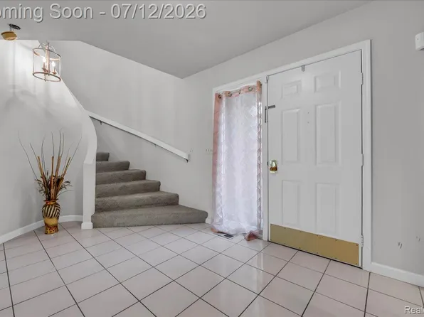 37418 Legends Trail Dr, Farmington, MI 48331