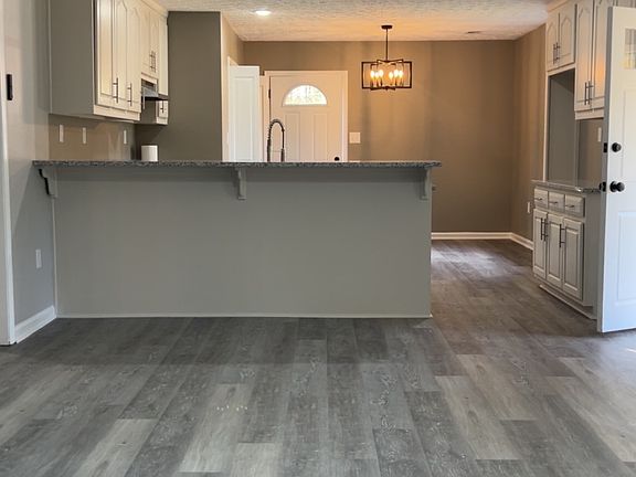 3rd image of 6885 Chastain Rd