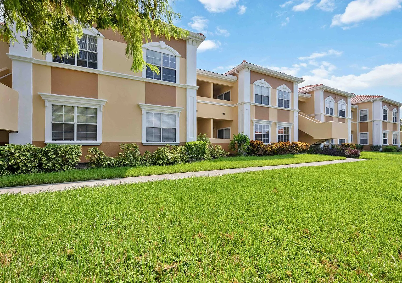 1/1 unit with beautiful water views available now for an annual lease — Photo 3