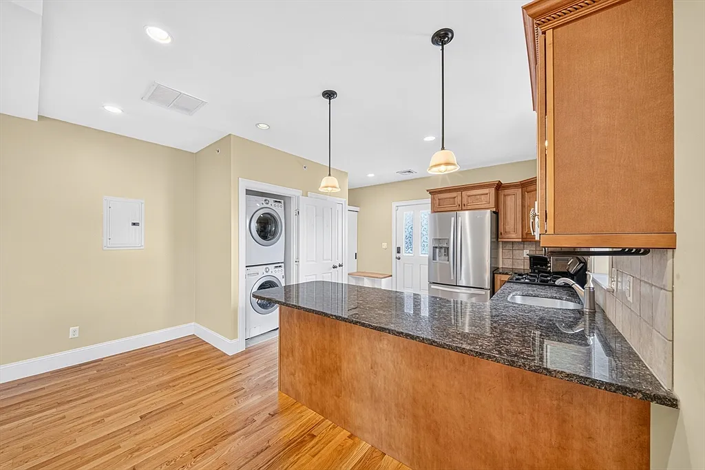 3 bed, 1.0 bath, 1295 sqft, $3,200 — Photo 3