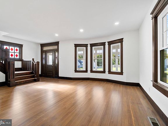 4th image of 71 Carlton Ave